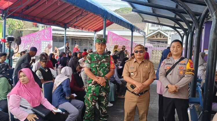 Babinsa Koramil 14/Panongan Kawal dan Monitoring Penyaluran Bantuan Pangan Berkelanjutan di Kelurahan Mekarbakti