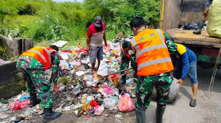 Jelang Idul Adha,Satgas Sampah Koramil Rajeg Bersihkan Sampah di Desa Tanjakan
