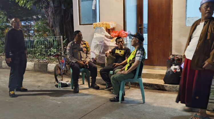 Polri Hadir Hingga Dini Hari, Piket Binmas Kemayoran Pererat Kerja Sama dengan Satkamling
