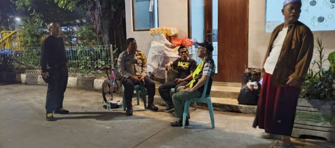 
					Polri Hadir Hingga Dini Hari, Piket Binmas Kemayoran Pererat Kerja Sama dengan Satkamling