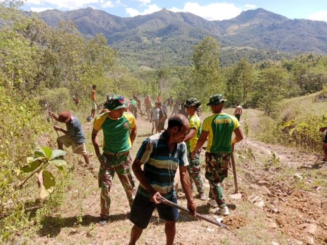 
					Satgas Yonarhanud 2 Kostrad Perbaiki Jalan di Desa Naekake B