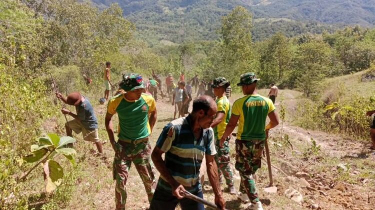 Satgas Yonarhanud 2 Kostrad Perbaiki Jalan di Desa Naekake B
