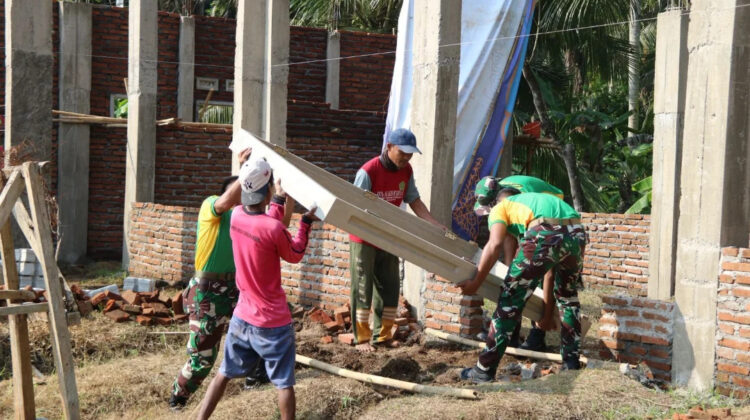 Wujud Kemanunggalan TNI, Yonif 323 Kostrad Gelar Karya Bakti Pembangunan Pesantren di Lakbok