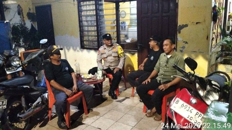 Patroli Tengah Malam, Bhabinkamtibmas Johar Baru Sambangi Poskamling dan Perkuat Kewaspadaan Warga