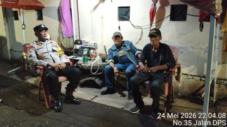Sambangi Poskamling Malam Hari, Bhabinkamtibmas Johar Baru Ajak Warga Tingkatkan Kewaspadaan Lingkungan