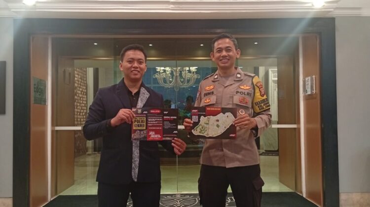 Bhabinkamtibmas Kebon Melati Bagikan Brosur Kamtibmas untuk WNA di Hotel Ascott