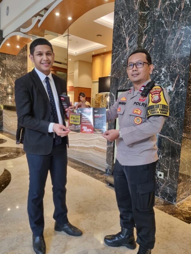 
					Bhabinkamtibmas Karet Tengsin Bagikan Brosur Kamtibmas untuk WNA di Hotel Grand Sahid Jaya
