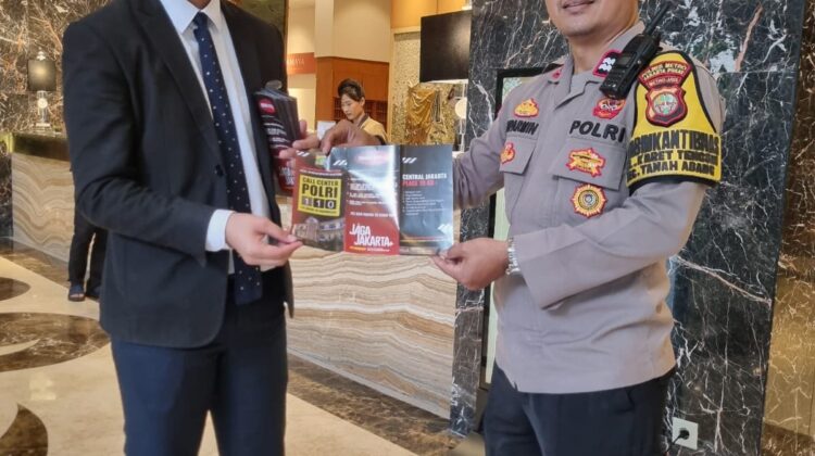 Bhabinkamtibmas Karet Tengsin Bagikan Brosur Kamtibmas untuk WNA di Hotel Grand Sahid Jaya