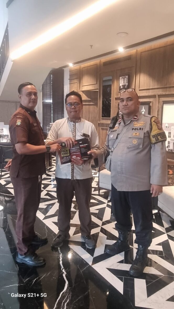 
					Polsek Metro Tanah Abang Tingkatkan Keamanan WNA Melalui Pembagian Brosur Kamtibmas