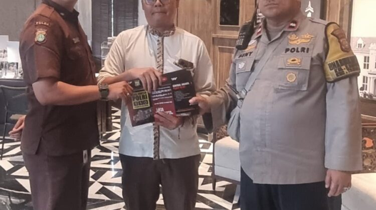 Polsek Metro Tanah Abang Tingkatkan Keamanan WNA Melalui Pembagian Brosur Kamtibmas
