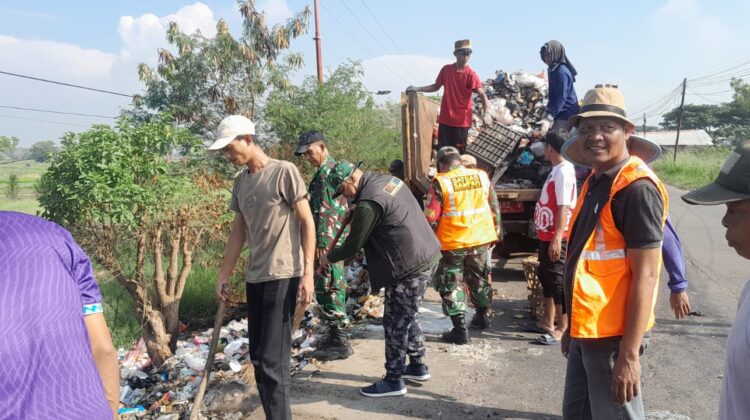 Satgas Sampah Koramil 08/Kronjo dan Warga Bersihkan Timbunan Sampah di Desa Pasilian