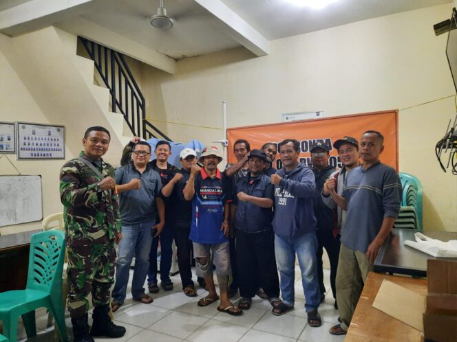 
					Babinsa Koramil 05/Kramatjati-Makasar Perkuat Keamanan Wilayah Lewat Patroli Siskamling Bersama Warga