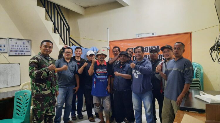Babinsa Koramil 05/Kramatjati-Makasar Perkuat Keamanan Wilayah Lewat Patroli Siskamling Bersama Warga
