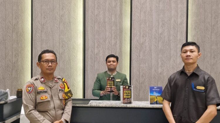 Bhabinkamtibmas Karet Tengsin Bagikan Brosur Himbauan Kamtibmas Berbahasa Inggris untuk WNA di Hotel Somerset Sudirman