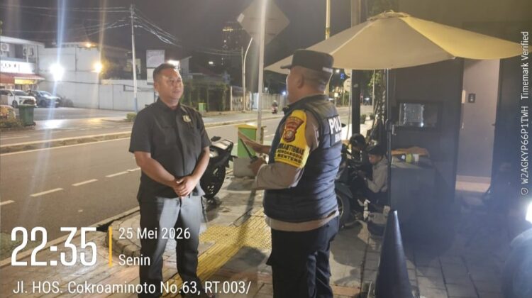 Sambang Satkamling, Bhabinkamtibmas Ajak Security Tingkatkan Kewaspadaan di Jalan Hos Cokroaminoto