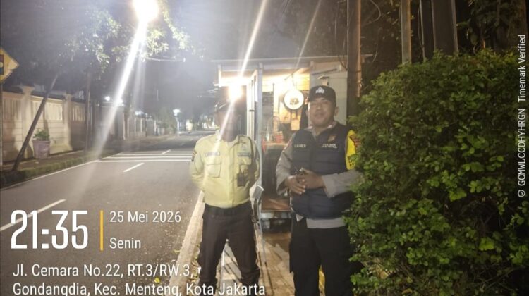 Bhabinkamtibmas Perkuat Satkamling, Warga Gondangdia Diajak Waspada Kejahatan Malam