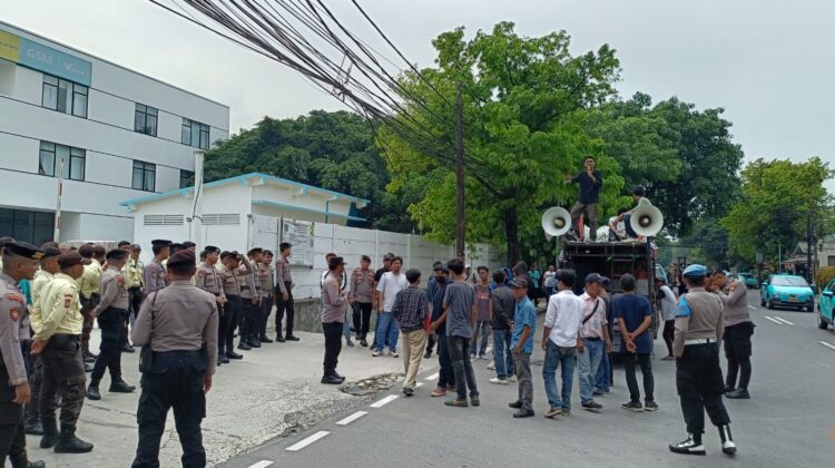 Pelayanan Unjuk Rasa Polri Dengan Humanis Tapi Tegas” di depan kantor PT Xanh SM Green And Smart Mobility Indonesia, Sawah Besar