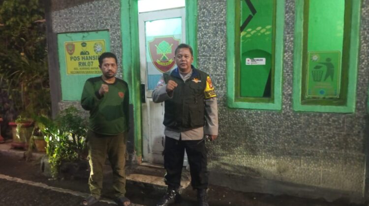 Kedekatan Bhabinkamtibmas Karang Anyar Dengan Awak Kamling Di Pos Satkamling RW 007