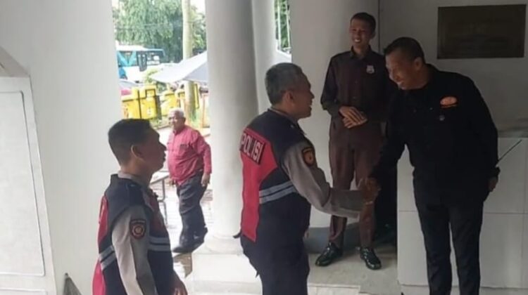 Patroli Jalan Kaki Unit Samapta Polsek Sawah Besar Perkuat Kedekatan Polisi dan Warga
