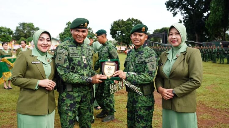 Pangdivif 1 Kostrad Pimpin Sertijab Danyonkav 1 Kostrad dan Terima Brevet Kehormatan Kavaleri Berkuda