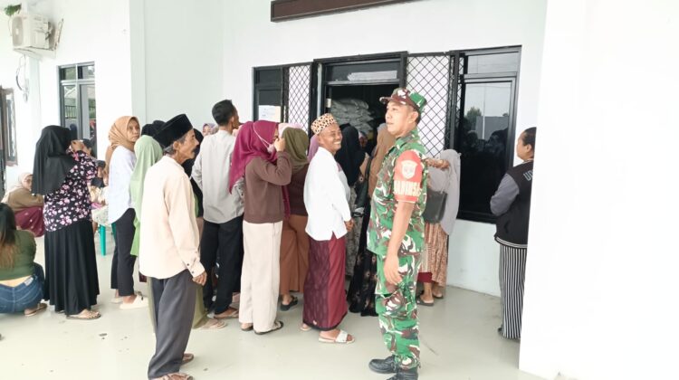 Pastikan Tepat Sasaran, Kopda M Adriyanto Babinsa Desa Taban Monitoring Pembagian Beras di Kantor Desa