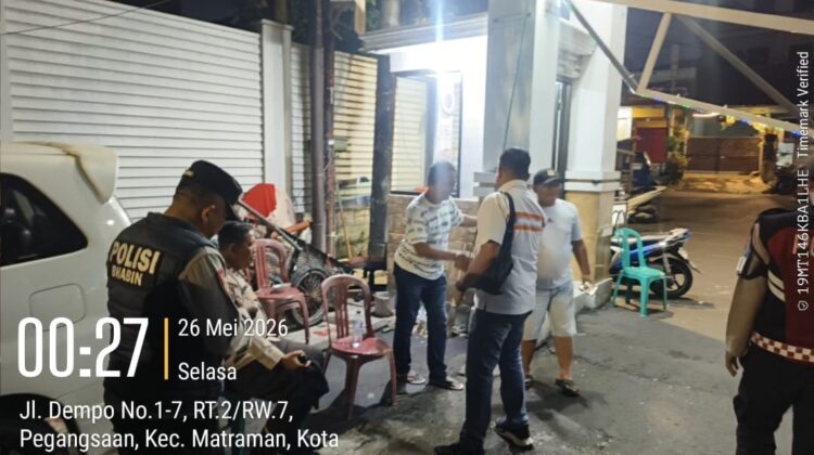 Patroli Jalan Kaki Polsek Metro Menteng Perkuat Pengamanan Permukiman di Pegangsaan