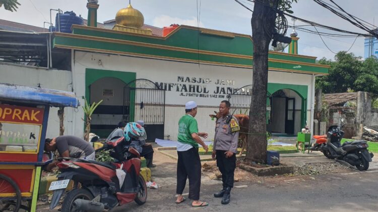 Polri Berikan PelayananGiat Pemotongan Hewan Kurban di Masjid Miftahul Jannah” Pasar Baru