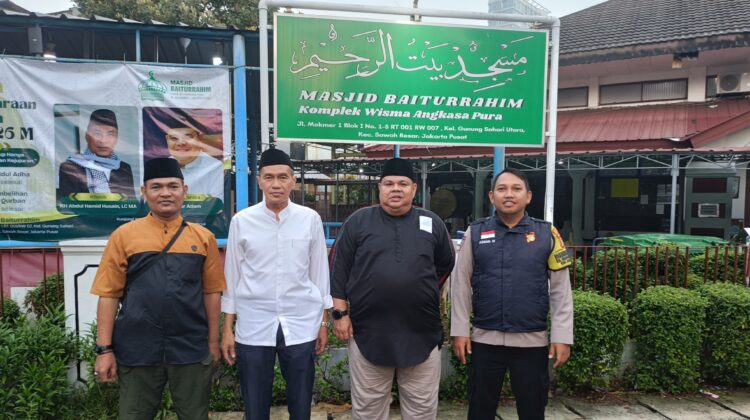 Silaturahmi Bhabinkamtibmas Gunung Sahari Utara Dwngan Tokoh Agama Amankan Sholat Idul Adha di Masjid Baiturrahman