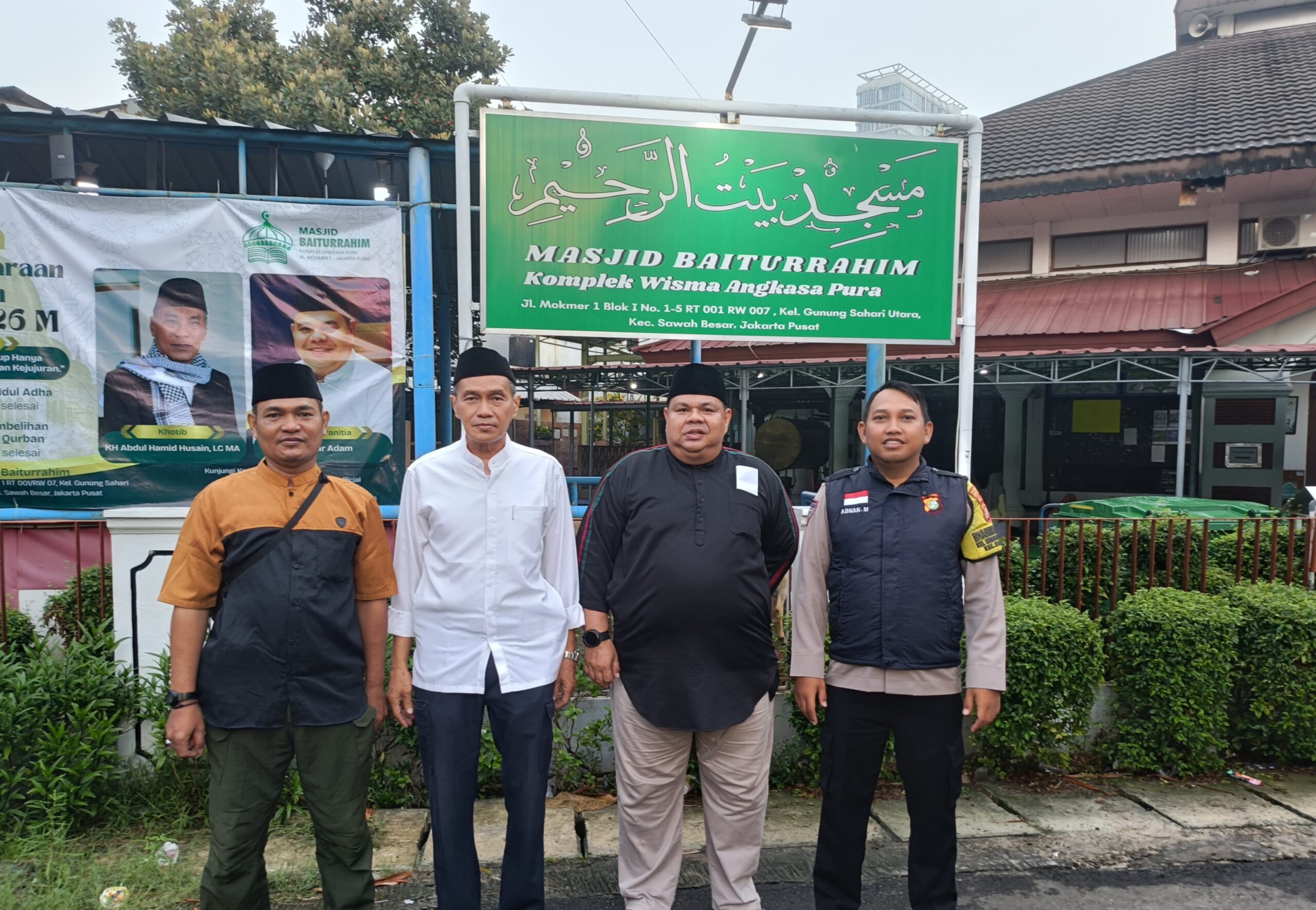 Silaturahmi Bhabinkamtibmas Gunung Sahari Utara Dwngan Tokoh Agama Amankan Sholat Idul Adha di Masjid Baiturrahman