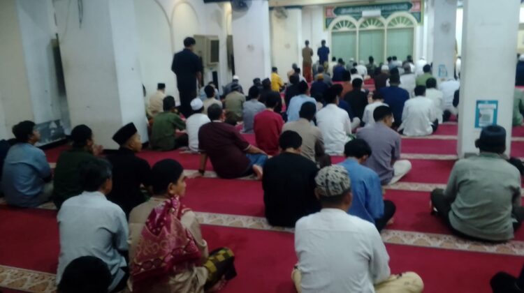 Pelayanan Bhabinkamtibmas Mangga Dua Selatan Giat Keagamaan Sholat Idul Adha, di Masjid Nurul Abrror