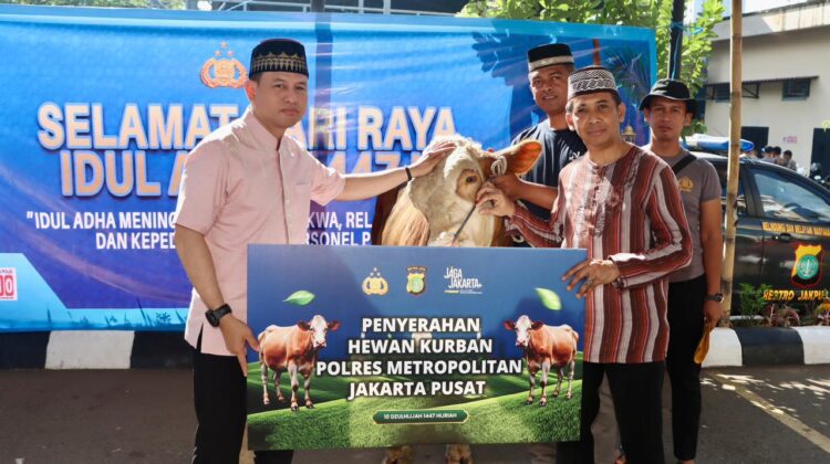 Kapolres Metro Jakpus Serahkan dan Sembelih Hewan Kurban Secara Simbolis di Mako Polres