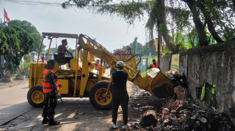 Satgas Koramil Curug Bersihkan Tumpukan Sampah di Jalan Dumpit Raya