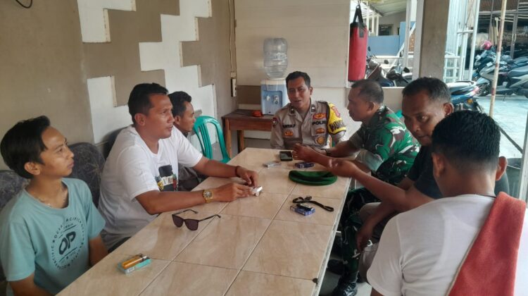 Babinsa Komsos Bersama Kepala Desa Gembong Dan Warga