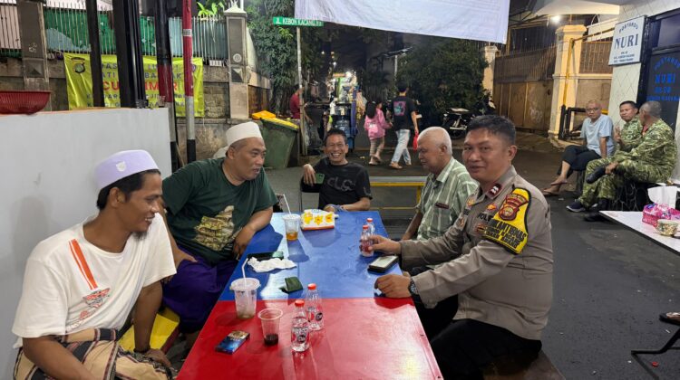 Patroli Sambang Malam, Bhabinkamtibmas Berikan Imbauan Kamtibmas di RW 05 Kebon Kacang