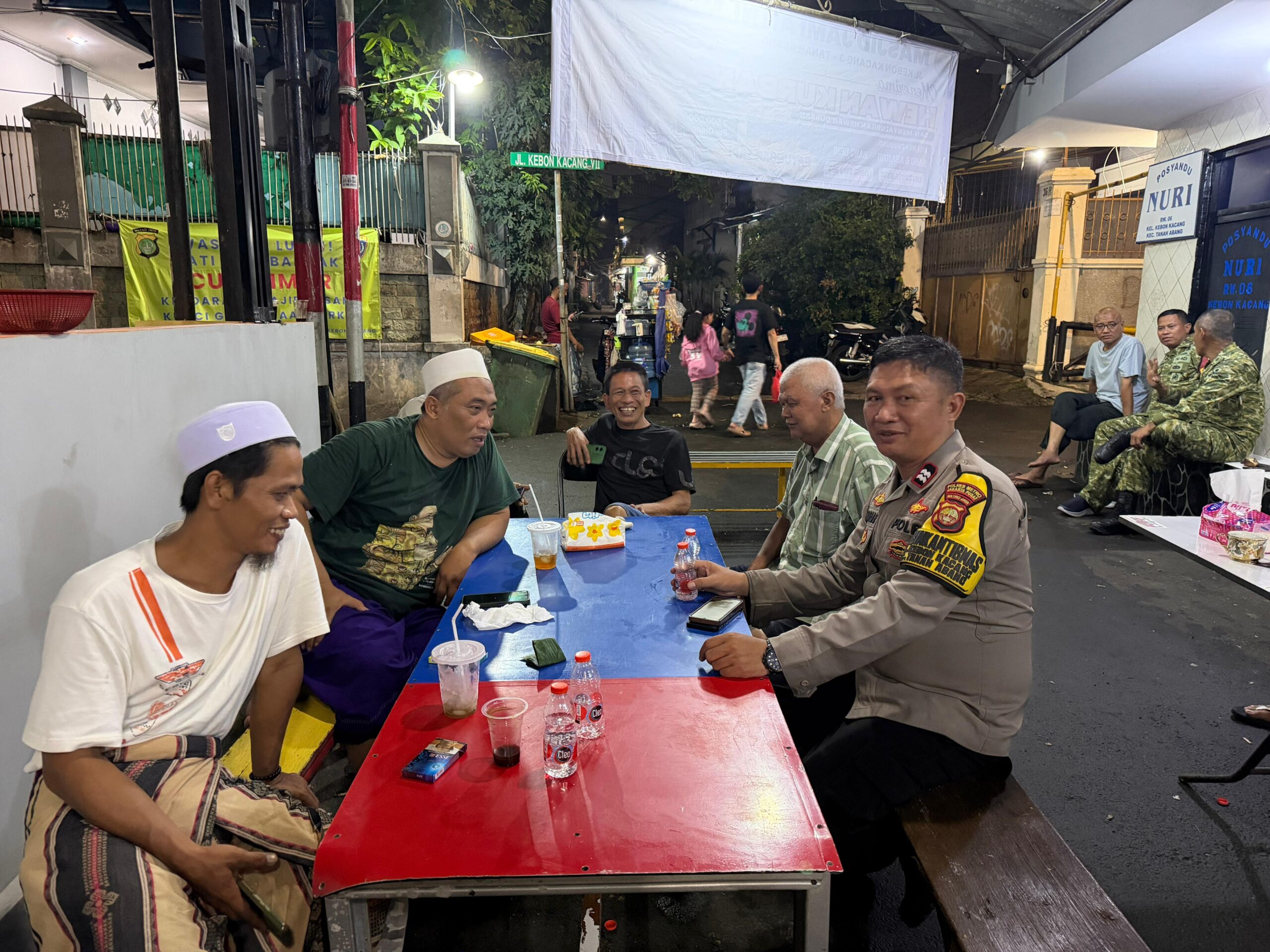 Patroli Sambang Malam, Bhabinkamtibmas Berikan Imbauan Kamtibmas di RW 05 Kebon Kacang