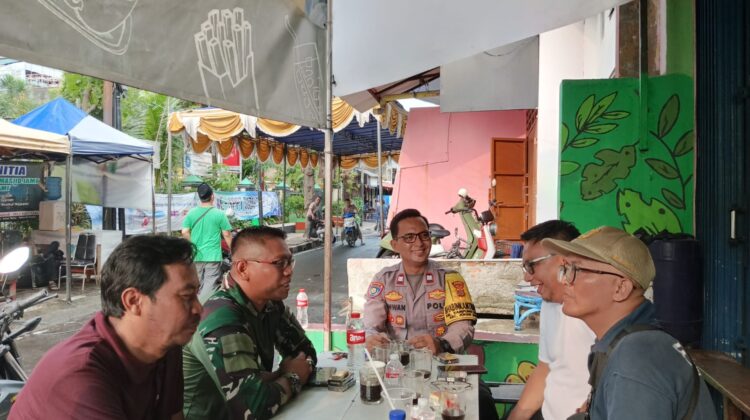 Polisi Monitoring Pembagian Daging Kurban di Kampung Rawa, Pastikan Berjalan Aman dan Kondusif
