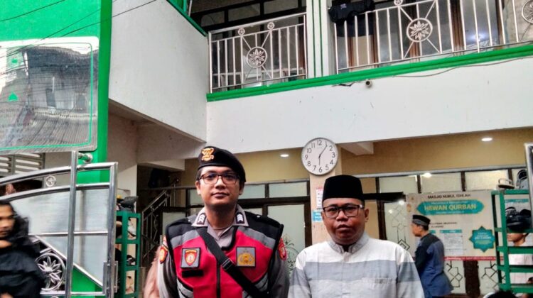 Ratusan Jamaah Khusyuk Beribadah, Polisi Amankan Sholat Idul Adha di Johar Baru