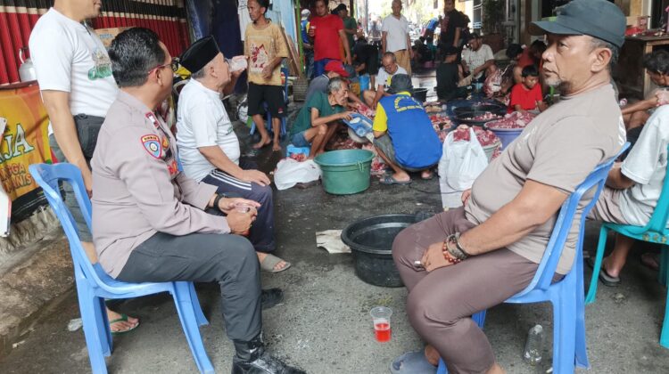 Polisi dan Warga Kampung Rawa Bersinergi Kawal Pemotongan Hewan Kurban Tetap Aman dan Kondusif