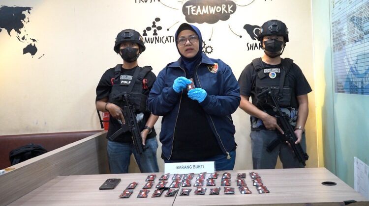 POLDA METRO JAYA MENGGAGALKAN PENDISTRIBUSIAN 30 PCS NARKOTIKA ETOMIDATE DI JAKARTA BARAT, 1 ORANG DIAMANKAN