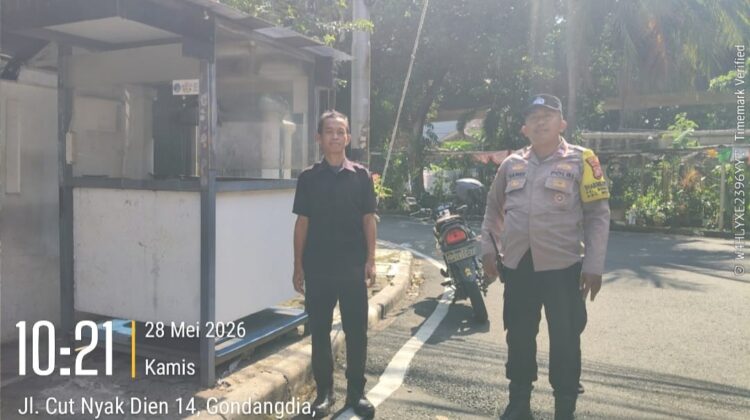 Patroli Dialogis di Jalan Cut Nyak Dien, Bhabinkamtibmas Gondangdia Ajak Security Tingkatkan Kewaspadaan