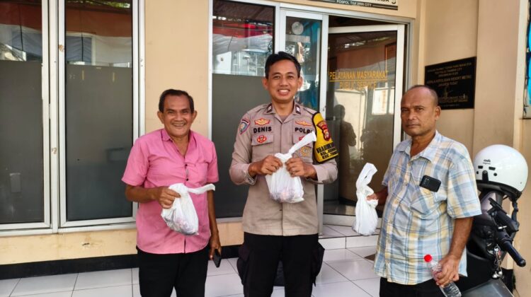 Wujud Kepedulian, Polsek Metro Tanah Abang Bagikan Daging Qurban Kepada Sabuk Kamtibmas Kebon Melati