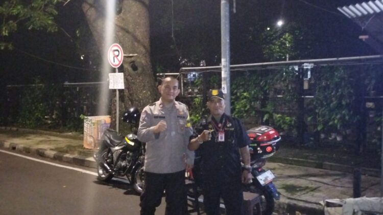 Bhabinkamtibmas dan Awak Satkamling Bersinergi Jaga Keamanan Warga di Jalan Surabaya Ujung Menteng