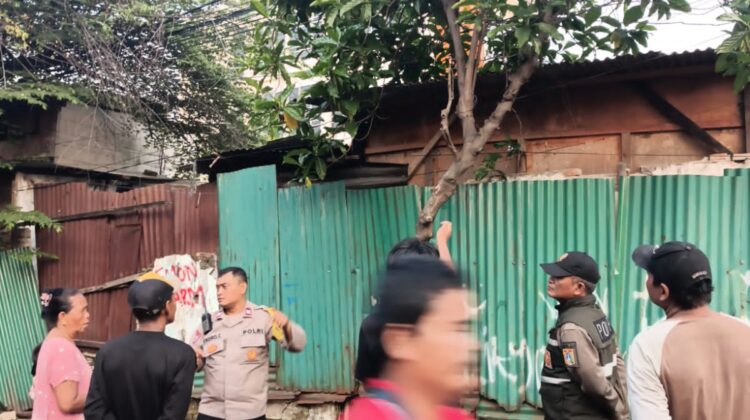 Polisi dan Satpol PP Evakuasi Sarang Tawon di Kramat, Warga Kini Merasa Aman