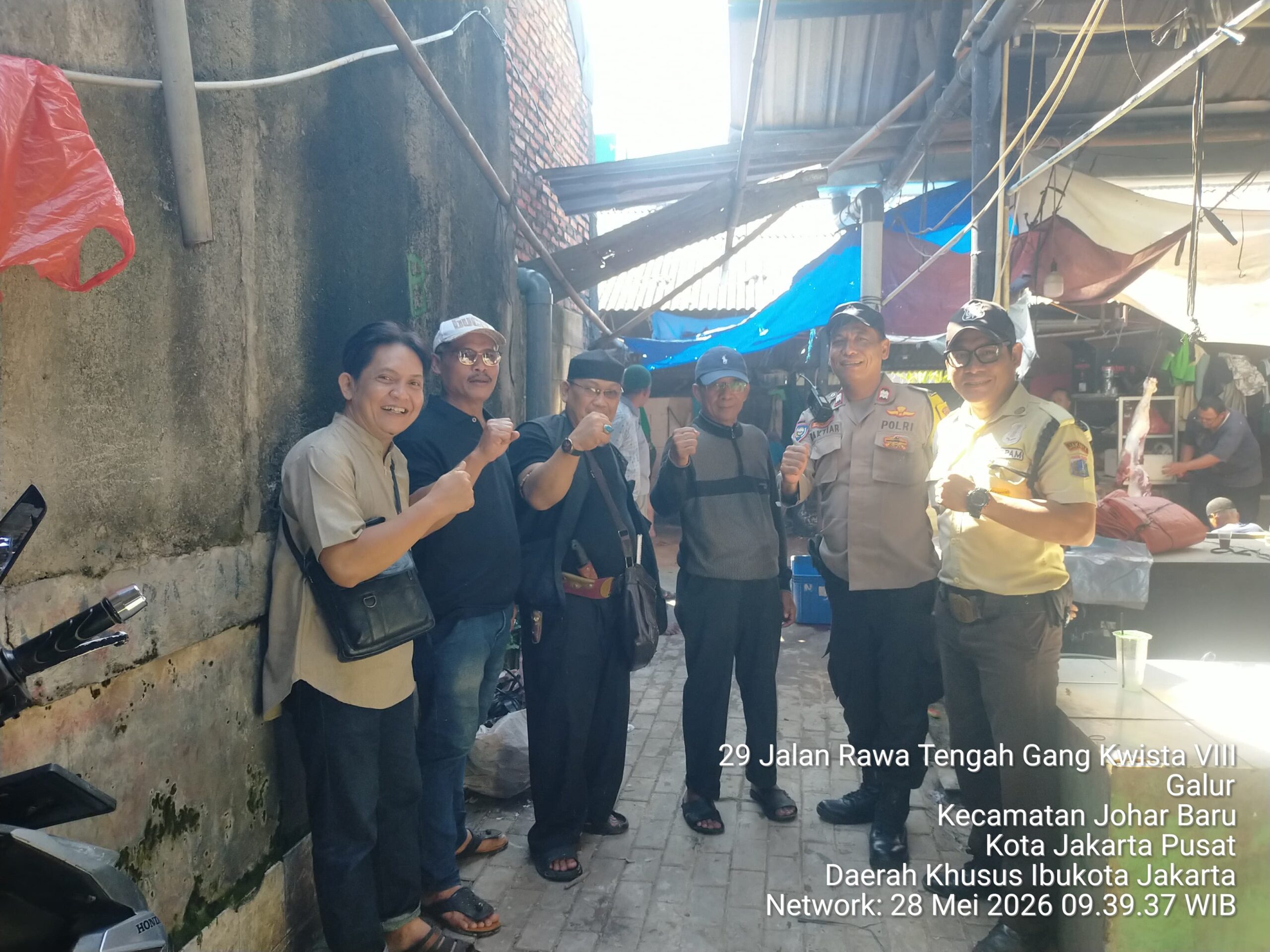 Monitoring Pemotongan Hewan Qurban Idul Adha 1447 H, Polisi dan Tokoh Masyarakat Jaga Situasi Tetap Kondusif di Pasar Gembrong