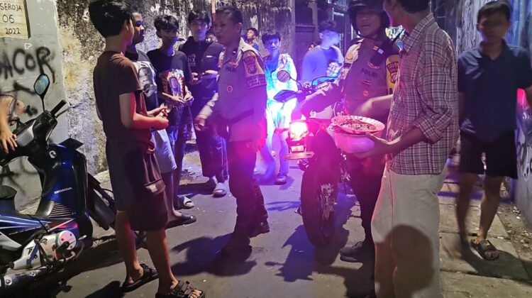 Respon Cepat Aduan Warga, Polsek Johar Baru Bubarkan Remaja Nongkrong yang Ganggu Ketertiban Malam Hari