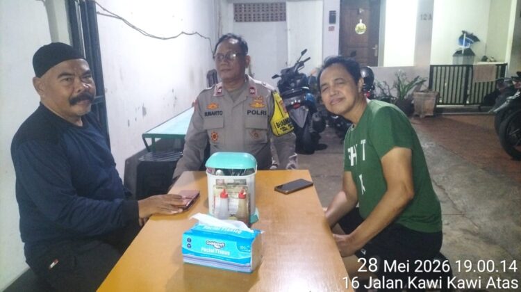 Sentuh Warga Hingga Gang Permukiman, Bhabinkamtibmas Johar Baru Perkuat Cooling System Malam Hari