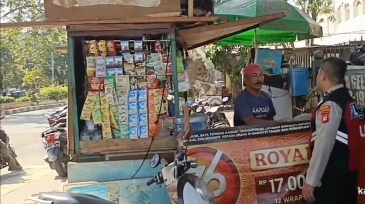 Patroli Jalan Kaki Unit Samapta Polsek Sawah Besar Sambangi Pelaku UMKM