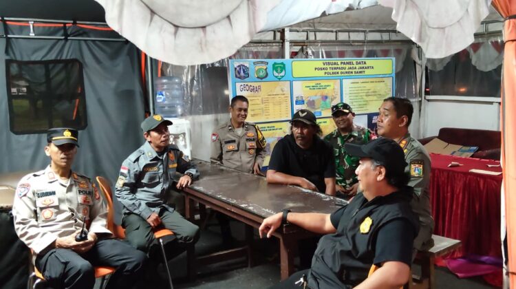 Babinsa Duren Sawit Gelar Patroli Bersama Komduk Perkuat Keamanan Wilayah
