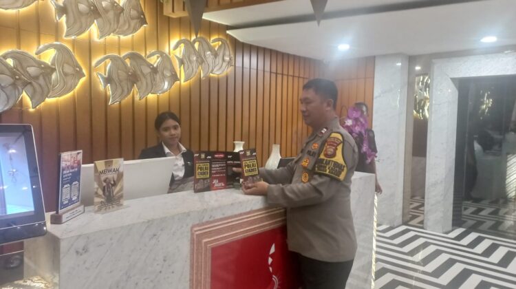Upaya Preventif, Bhabinkamtibmas Kebon Kacang Edukasi Keamanan untuk Tamu Asing di Hotel Verse