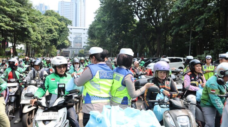 Wujudkan Kemitraan Humanis, Polda Metro Jaya Salurkan 350 Paket Sembako untuk Pengemudi Ojol di Jumat Peduli
